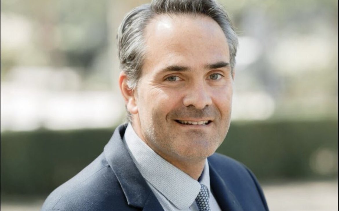 Mediavenir's tweet photo. 🇫🇷 FLASH - Le principal d’un collège du #Calvados a été retrouvé mort dans son établissement, après avoir été alerté par une alarme intrusion. Il était sur la route des vacances avec sa femme et ses enfants quand il a fait demi-tour. C’est sa fille qui a découvert son corps en voyant qu’il tardait à revenir. L’homme a une plaie sur son front et son épouse affirme avoir vu une voiture "partir en trombe" du collège. (France Bleu/Paris Normandie/BFM) #Lisieux