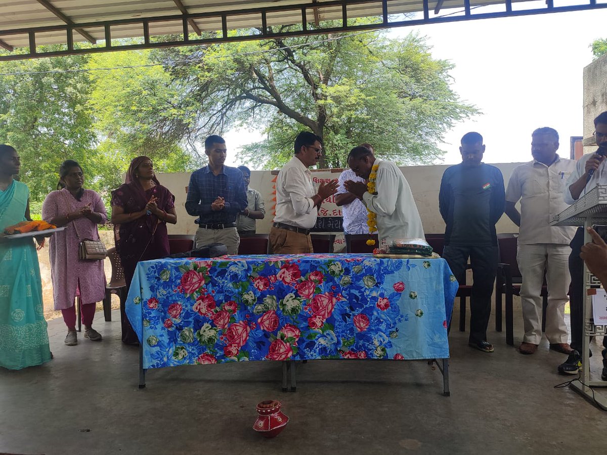 આજરોજ દાહોદ તાલુકાના ખરેડી ગ્રામ પંચાયત ખાતે મેરી મિટ્ટી મેરા દેશ કાર્યક્રમનું આયોજન કરવામાં આવેલ હતું.જેમાં નરેગા યોજના હેઠળ બની રહેલ નવીન ગ્રામ પંચાયત ભવનના મકાન પાસે શીલા ફલકમ, વસુધાવંદન તથા નજીકની પ્રાથમિક શાળા ઉપર ધ્વજવંદન કરી હાજર ગ્રામજનોપંચ-પ્રાણ પ્રતિજ્ઞા લેવડાવી હતી.