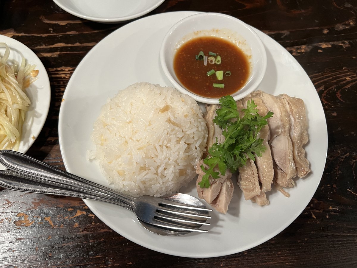 797binbo's tweet photo. #高円寺 #kopenji #tokyo 
#バーンイサーン #BAANESAN 
カオマンガイと生春巻きとソムタム
ソムタムは青パパイヤの辛いサラダ。白いのが青パパイヤ。牛蒡の千切りに近い歯ごたえ、辛いタレとレモンの酸味が絡んで美味しい。
#ランチ #昼飯 #Lunch #定食 #SetMeal 
#KhaoManGai #freshSpringRoll https://t.co/36ICorzNx8