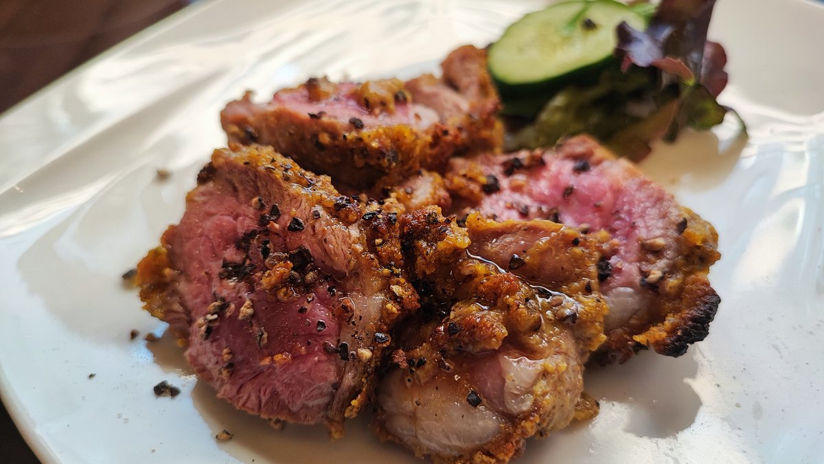 jmnetwork's tweet photo. 春日のネパール料理 ピプレ
ダルバートとラムのスパイシーグリル
と冷製スープに入ったモモ、それとネパールのビールをオーダー。今日で3回目だがほんとに美味しい。
店内は清潔感溢れていて、洒落た音楽がかかっていて、イケメンの店員さんは日本語流暢でとても親切。
大好きなお店です。
#piple
#ピプレ
