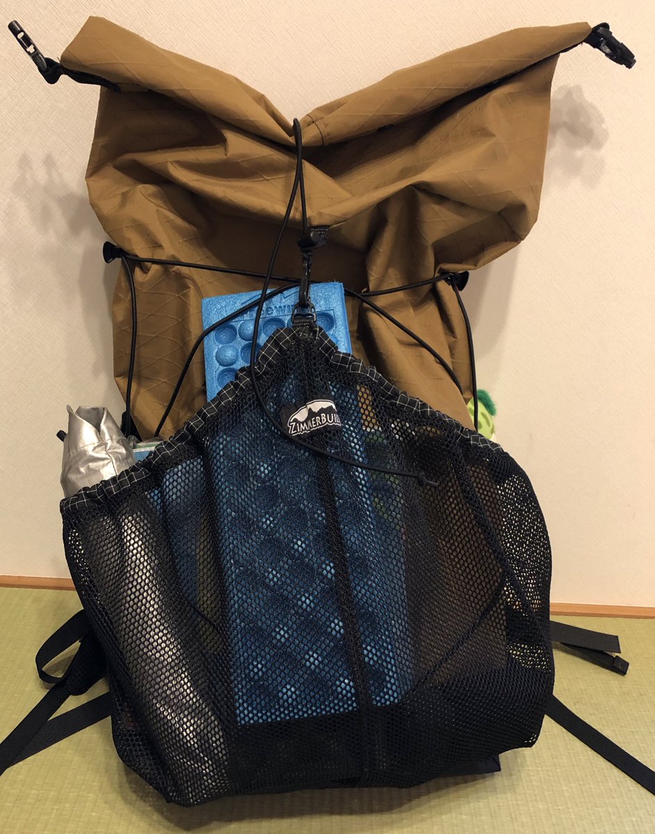 kuragesuki03's tweet photo. #山道具　＃山道具備忘録
#ジマービルト　#パイカパック
#PikaPack #ZimmerBuilt

軽くて使い勝手がいいのでずーっと使っているザック。歩きながら後ろのアミに色々つっこめる。バンジーコードのアレンジをインスタで研究。 https://t.co/kGnhu5U7JL