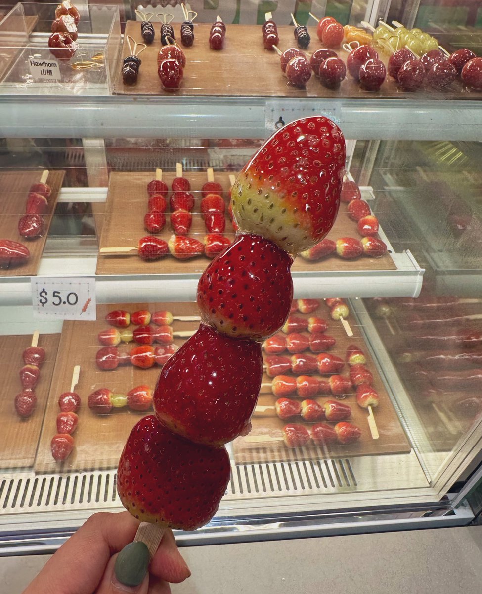 sugared strawberry 🍓 !! i love this so much!! 💕