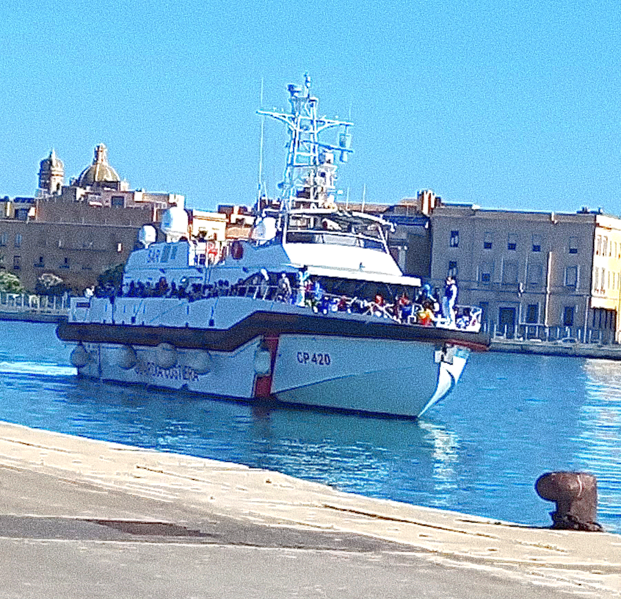 scandura's tweet photo. 🛳️#CP420 #DeGrazia⚓️🇮🇹 è arrivata stamane al porto di #Trapani con 260 Persone ca. a bordo: sarebbero parte delle operazioni di trasferimento dall'hospot #Lampedusa previste via #CP940 e poi interrotte dopo il ritrovamento del luogotenente privo di vita sulla nave #Dattilo.
(RR) https://t.co/UY3xsj4AhT