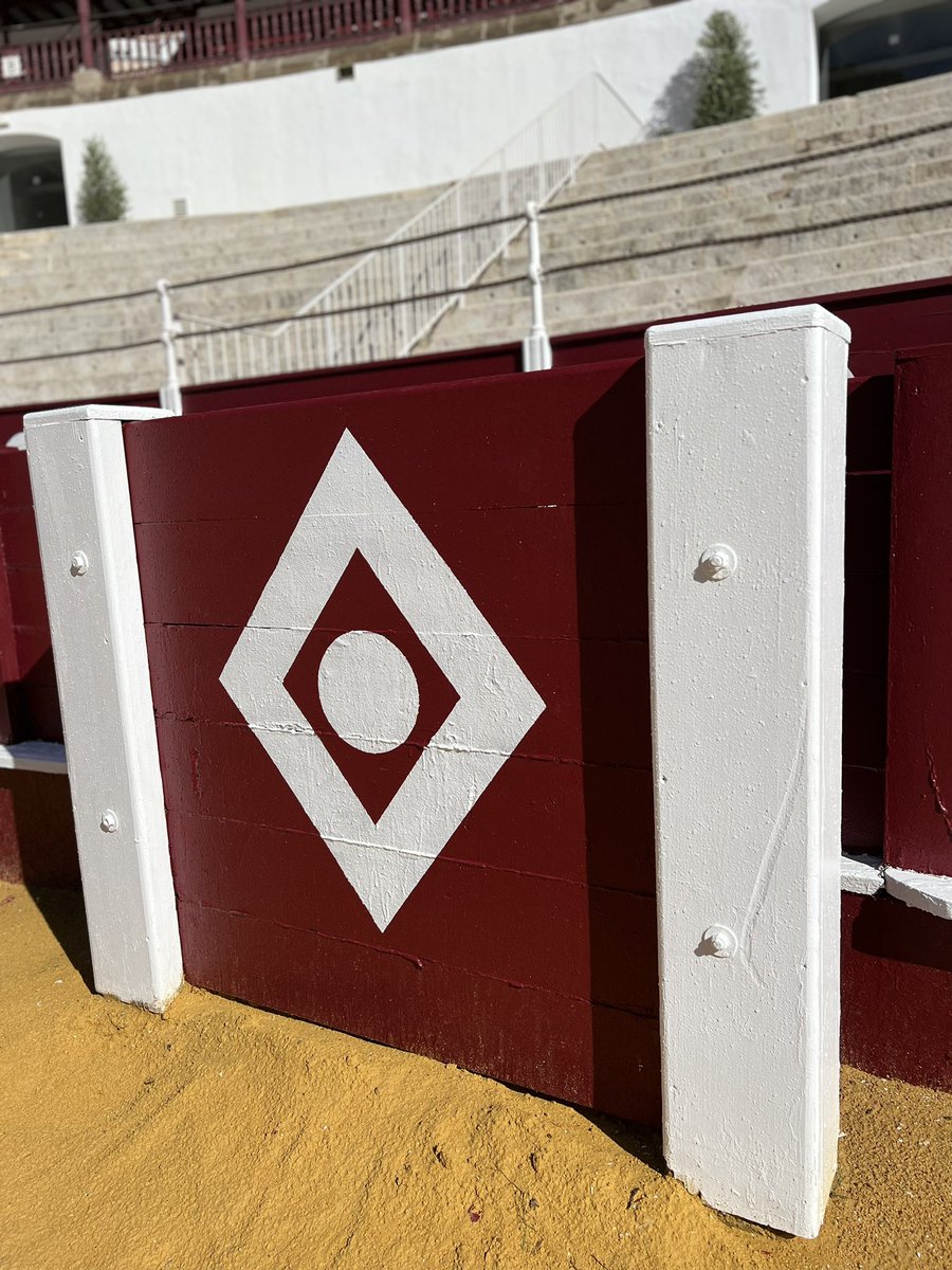 Málaga recupera para su feria el dibujo original de sus burladeros en color blanco, una iniciativa del nuevo responsable taurino de la Diputación de Málaga, Borja Ortiz