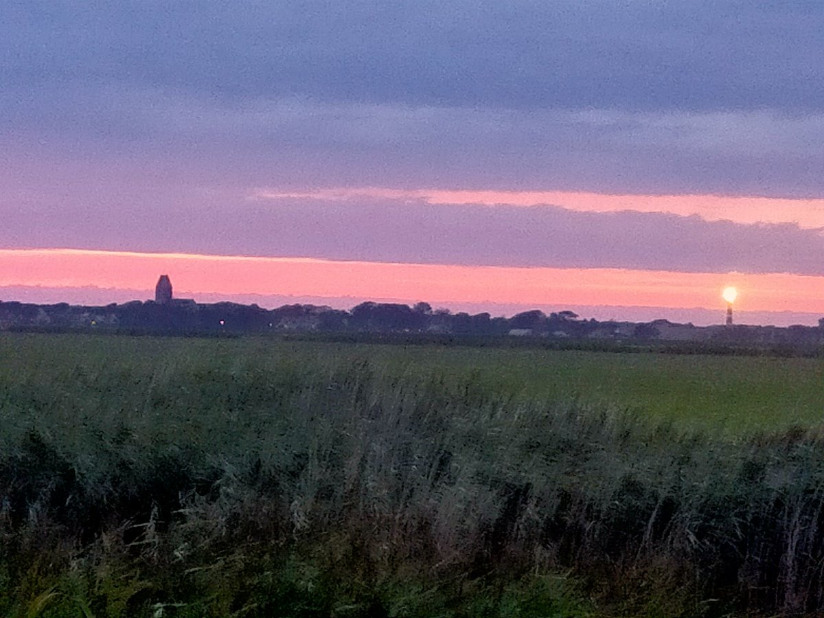Gisteren avond bij Hollum. Avondrood, water in de sloot ...klopt helaas wel vanmorgen.  .😏. #ameland #hollum #avondrood