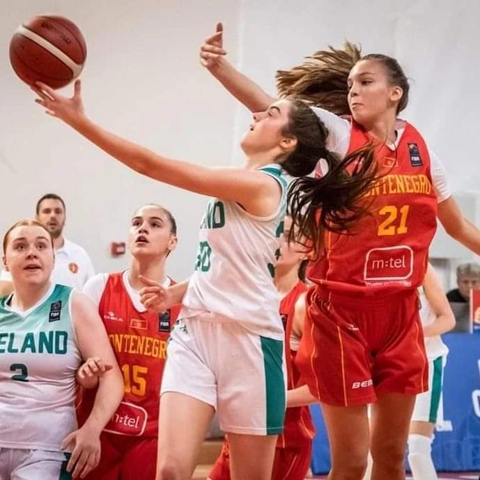 RichieOmahoney's tweet photo. Excellent left hand finish layup for 2 points  from a naturally right handed player over some tall girls. Lot of practice gone into that. https://t.co/12JYZoyQh6