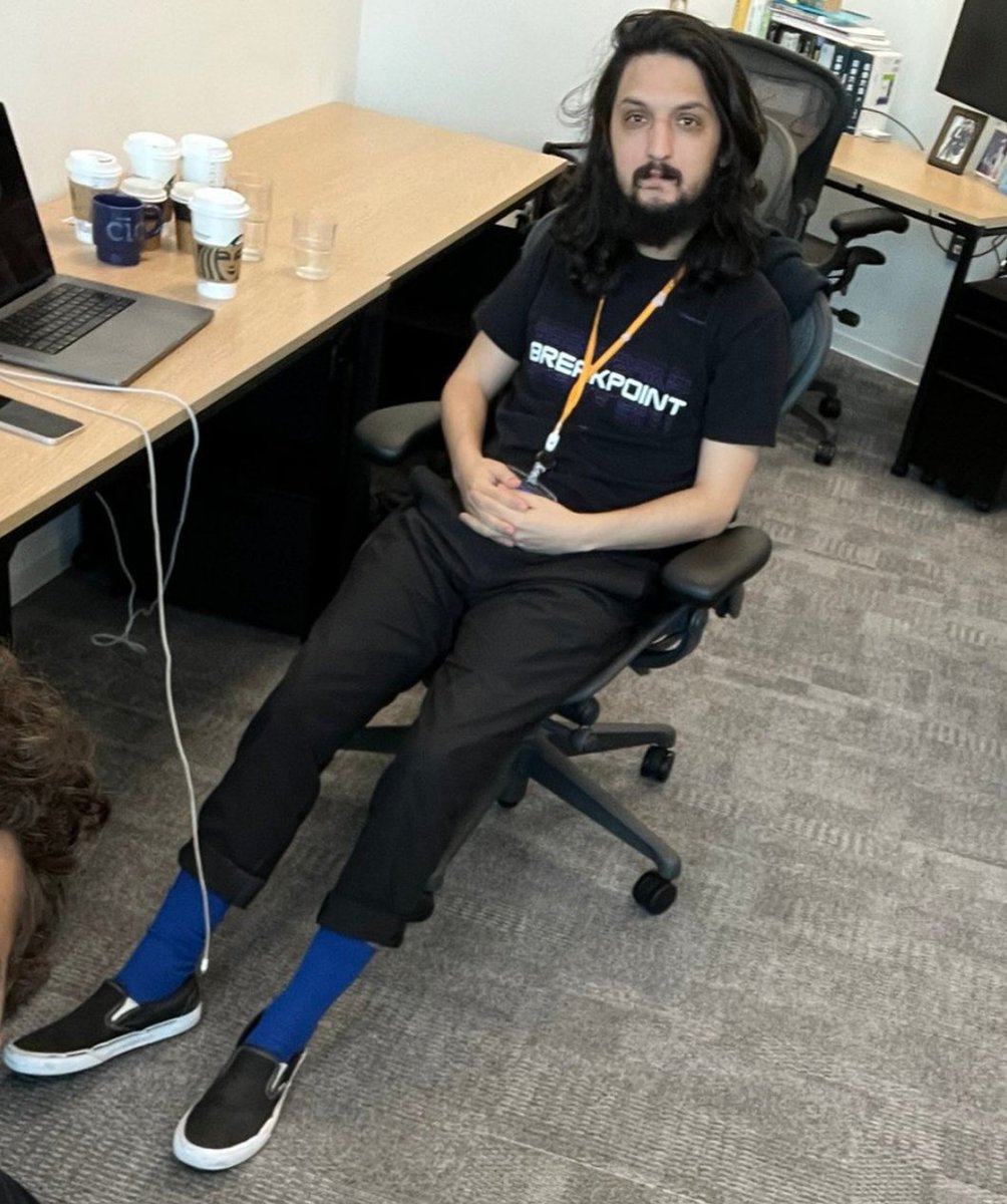 Tech entrepreneur fit check:

Vans slipons ✅️
---
Contrasting socks ✅️
---
Merch Tee of a big conference ✅️
---
Fabulous hair which even Lorenzo Lamas would envy ✅️
---
Bad posture ✅️
---
An army of relentless, loyal followers behind him ✅️

@MadLadsNFT