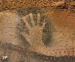 milenapir's tweet photo. La grotte de #PechMerle, a la vall del #Lot: 29.000 anys d'art, 100 anys d'història. Va ser descoberta el 1922 per tres adolescents intrèpids 🔦. La grota visitable és l'original ✨, un circuit guiat d'1h i al llarg de 7 sales desvetlla les meravelles que amaga. #RutaPrehistòria https://t.co/43OgcUJabq