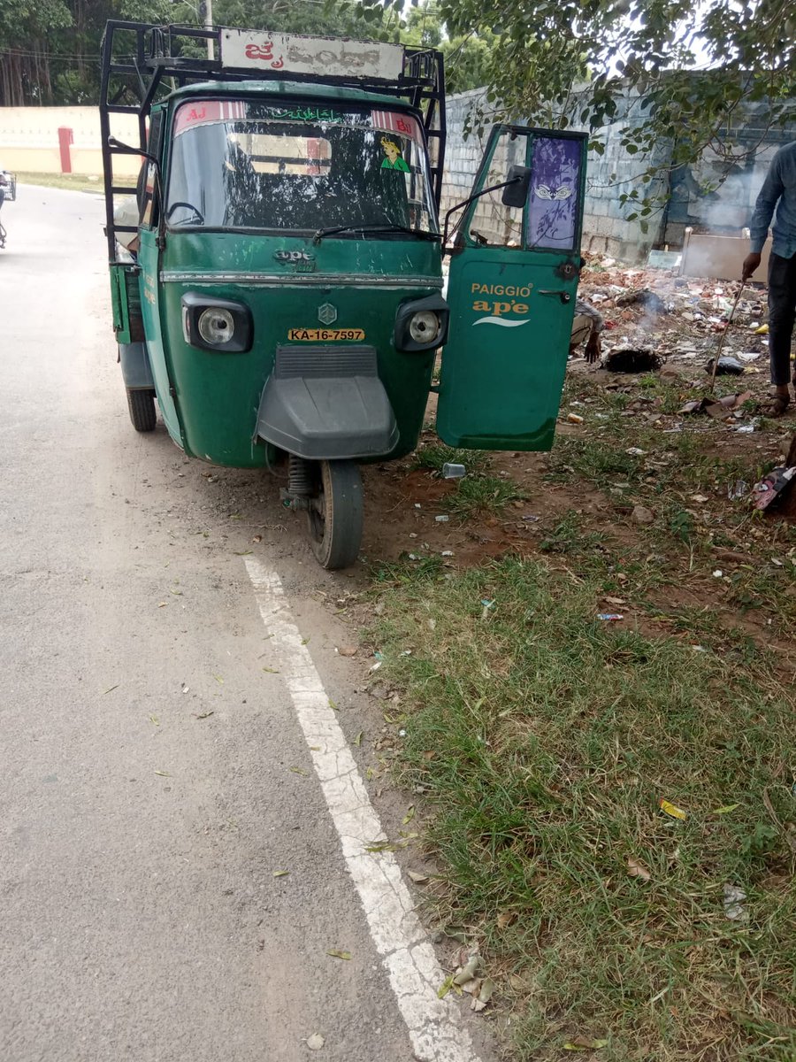 Vildething's tweet photo. @mysurucitycorp burning of wires today  by this auto driver at ward 15, Tank road 10th cross, N R mohalla https://t.co/hsQs6ZD8Ma
