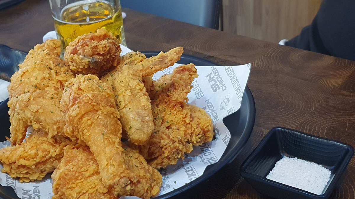 오랜만이야 친구야 만나니 좋구나 서로 멋지게 나이 먹자. 치킨은 맛있게 먹고 ^^

#치킨 #친구 #맥주 #치맥 #나이