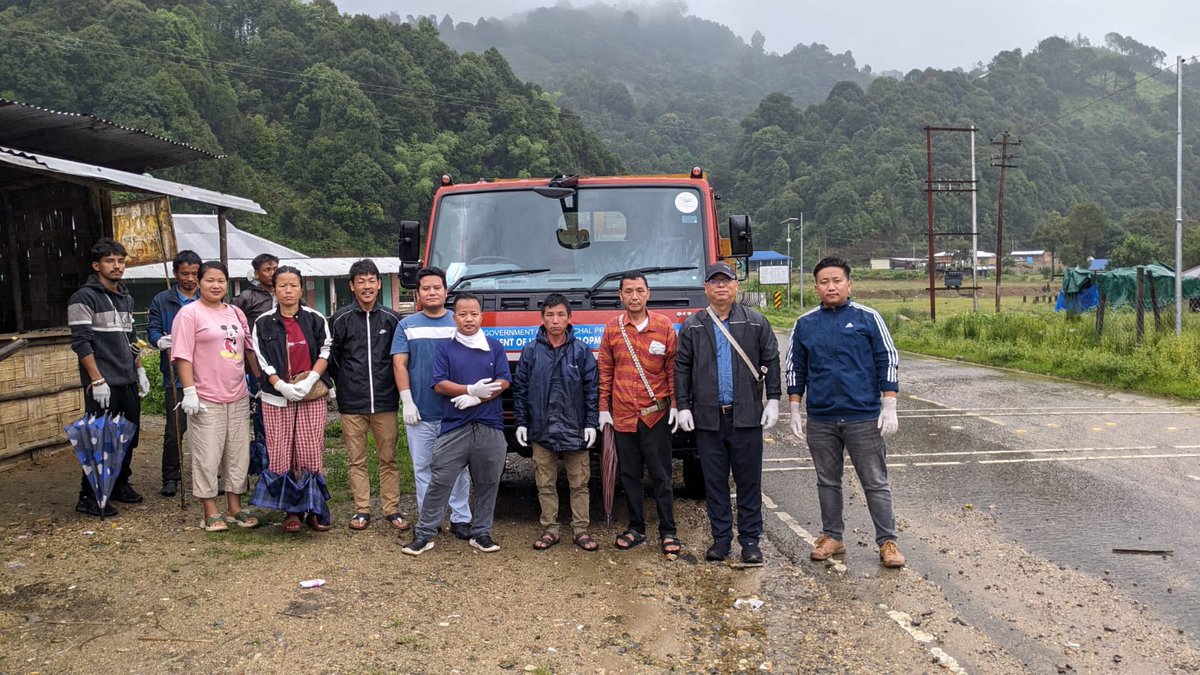 🇮🇳🌧️ Despite the rain, Pakke Kessang's students, public, administration, police, and all departments, guided by DC, SP, and ZPM, united for a pre-Independence Day cleanup!🧹Let's embrace the #SpiritOfFreedom as we gear up for the 76th Indian Independence Day! #76YearsOfFreedom