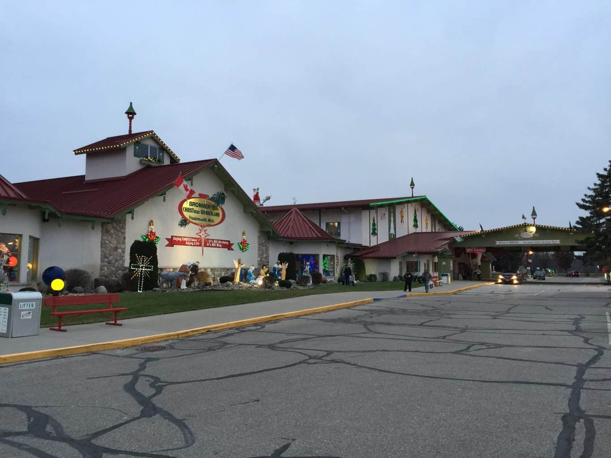 awesomemitten's tweet image. Bronner’s CHRISTmas Wonderland: A Michigan Day Trip Destination awesomemitten.com/bronners-michi… #MittenLove #AwesomeMitten