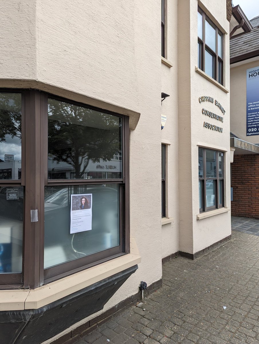 hanlemic's tweet photo. Good to see messages of support for Theresa Villiers from local residents being posted on the window of Chipping Barnet Tory office. Oh wait... #GTTO #AwordinyourShelllike #Iforgottodeclareitfor5years #TickTock
#byeTheresa #NotInMyBackOilfield #NIMBO https://t.co/aDArLdmjCm