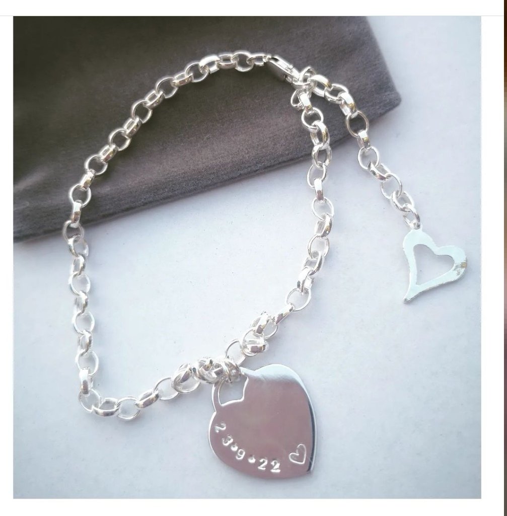 How cute are these sterling silver bracelets, fitting every size and personalised. #UKGiftHour #shopsmallbusiness #indiegift #jewellery #personalisedgifts