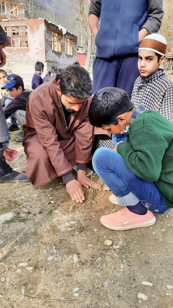ashtha230171's tweet photo. Tree planting: where you get to be a rebel with a cause, breaking all the rules by digging in the dirt. Get dirty and change the world!
#GoGreen   #SaveTrees   #Environment #Nature #SaveTreesSaveEarth     #GreenKashmir https://t.co/cr21UrjqQI