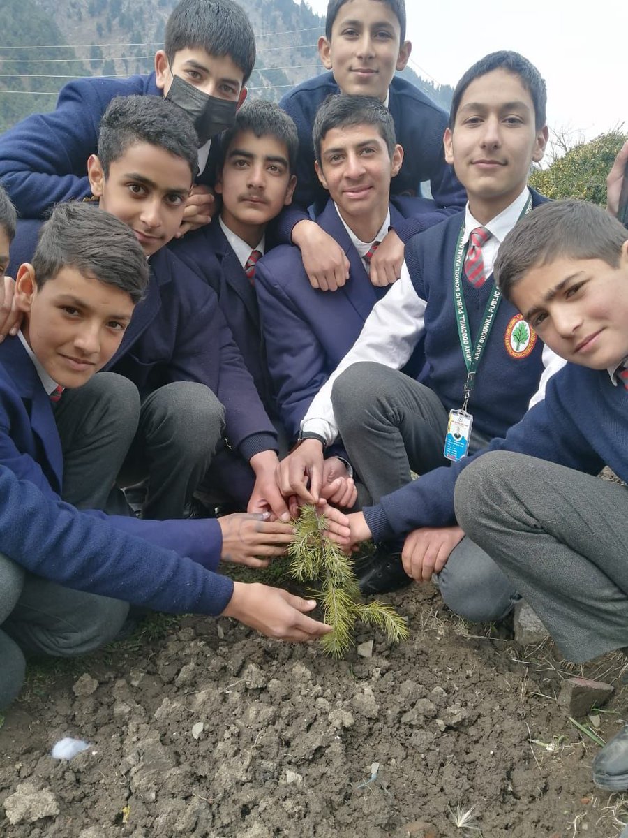 ashtha230171's tweet photo. Tree planting: where you get to be a rebel with a cause, breaking all the rules by digging in the dirt. Get dirty and change the world!
#GoGreen   #SaveTrees   #Environment #Nature #SaveTreesSaveEarth     #GreenKashmir https://t.co/cr21UrjqQI