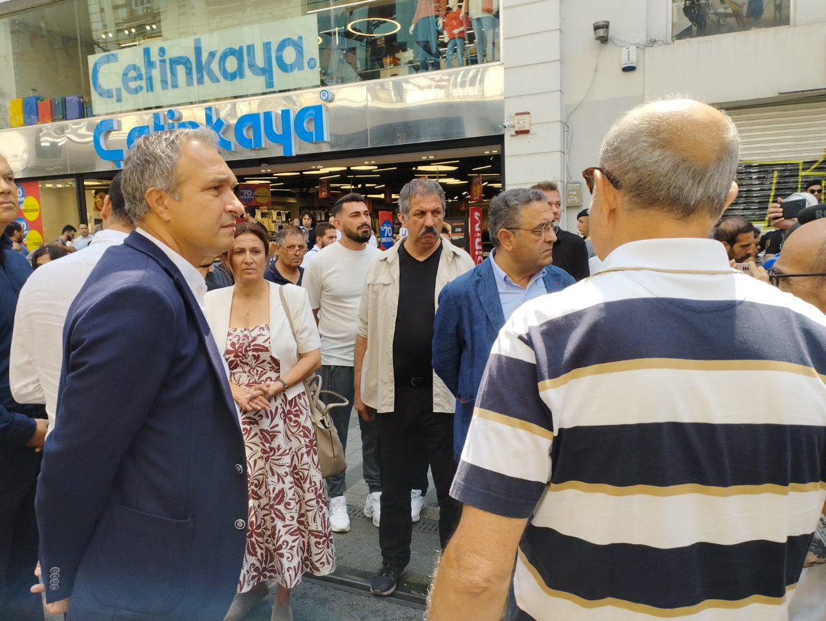 959. haftada Galatasaray Meydanında kayıpları için karanfil bırakmak isteyen <a href="/CmrtesiAnneleri/">Cumartesi Anneleri</a> ne polis tekrar müdahale etti ve çok sayıda kişi gözaltına alındı.
#CumartesiAnneleri959Hafta 

Haber: <a href="/f_bogatekin/">Mehmet Fırat Boğatekin</a>