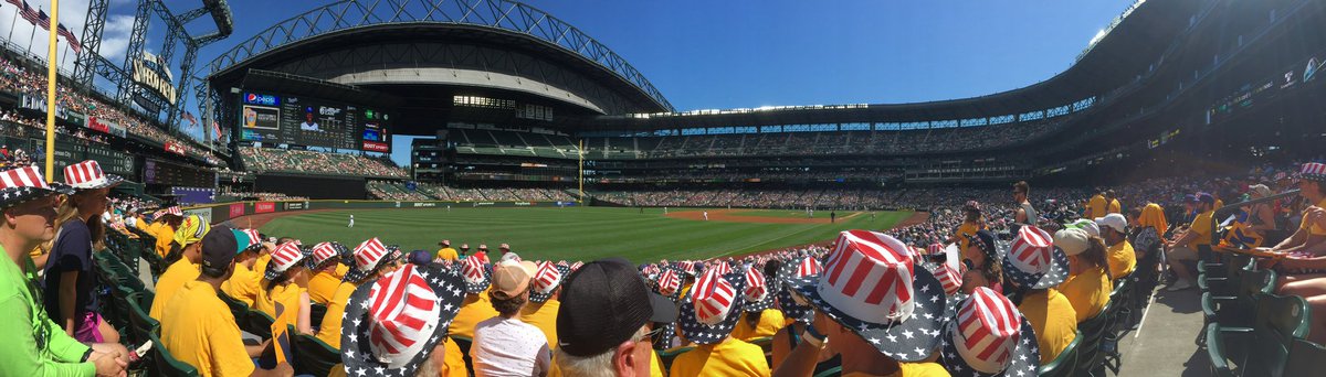 pigham62's tweet photo. @Mariners Tourist from Hong Kong and my only Happy Felix Day was the one that coincides US National Day in 2017. https://t.co/Un8qrUQkRF