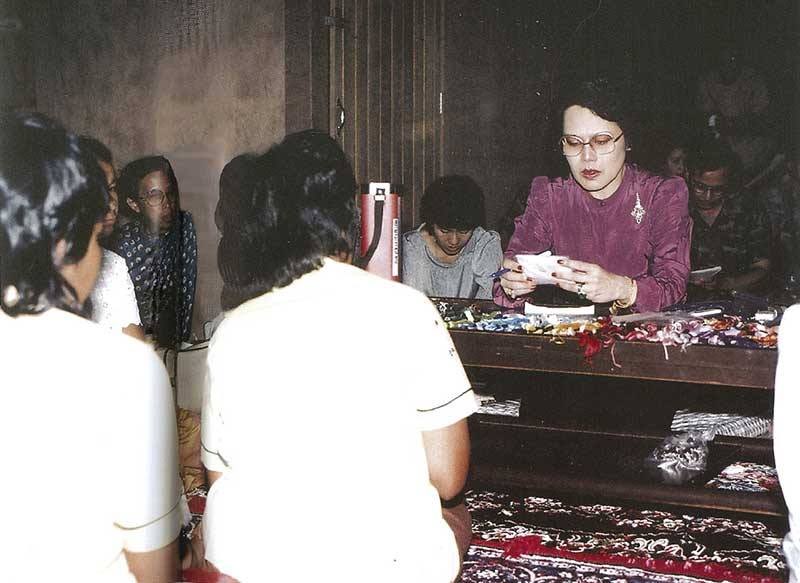 พระบาทสมเด็จพระเจ้าอยู่หัวรับสั่งกับข้าพเจ้าว่า

“ถ้าเราขนอาหาร ขนเสื้อไปแจกก็เหมือนถมมหาสมุทร มันเป็นไปไม่ได้เราต้องมีวิธีที่ทำให้เขาช่วยตัวเองได้ให้เขามีความสามารถที่จะหากินเลี้ยงครอบครัวได้เอง”

พระราชดำรัส 
#วันแม่2566 #สมเด็จพระนางเจ้าสิริกิติ์
 #คิดถึงสมเด็จ #สมเด็จพระพันปี