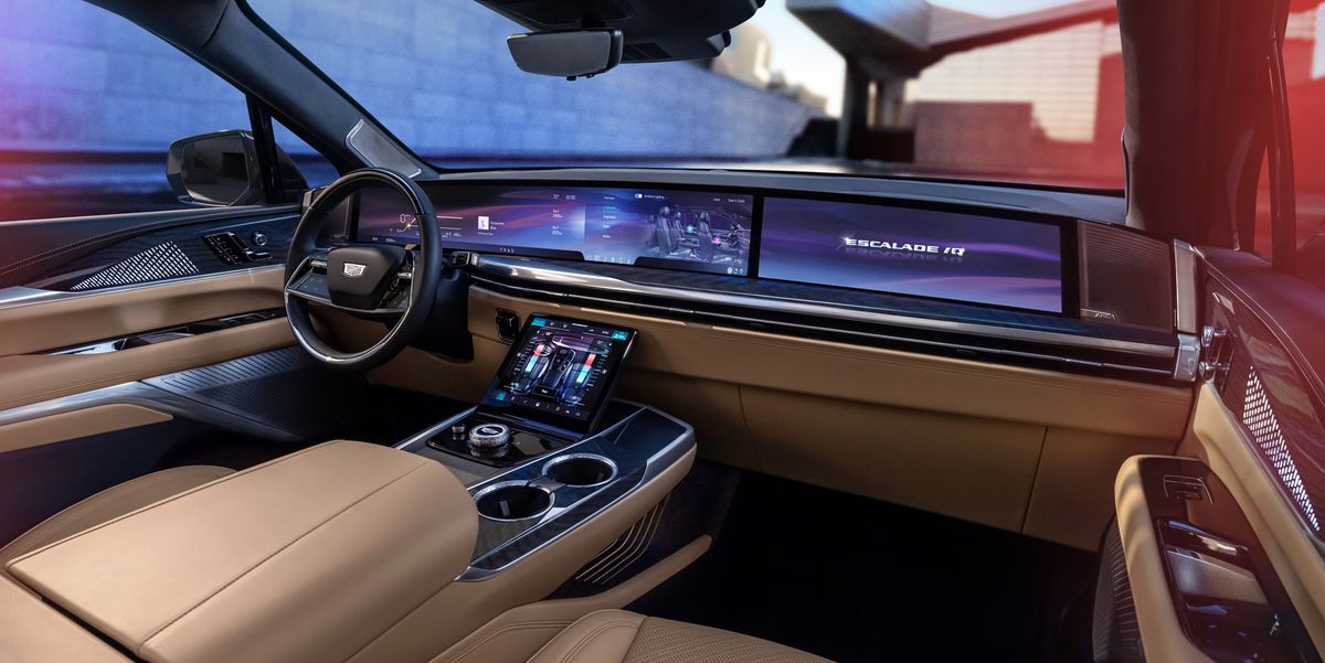 findsforall's tweet photo. Cadillac’s upcoming Escalade IQ is a luxury EV with a 55-inch screen, but no Apple CarPlay or Android Auto. GM says it wants to offer more EV-centric features and Google built-in apps. What do you think of this decision? #EscaladeIQ #GM #CarPlay #AndroidAuto https://t.co/9cvCBoZKBf