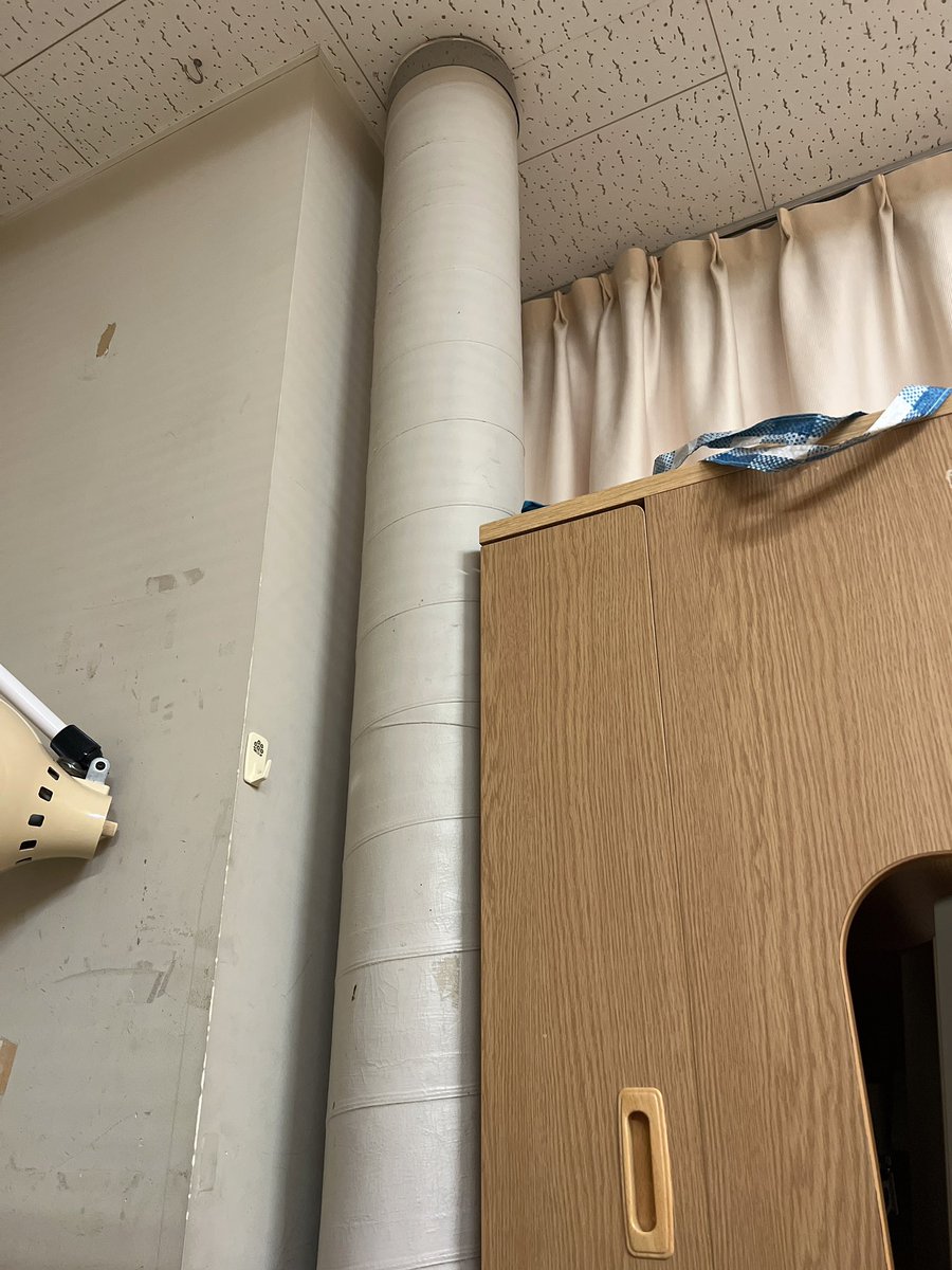 onotanman's tweet photo. 外が雨なのは仕方ないけど、普通雨どい建物の中通す？
ここ病室よ…？
ジャバジャバ、ジャバジャバって… https://t.co/5eXZo0OFRZ