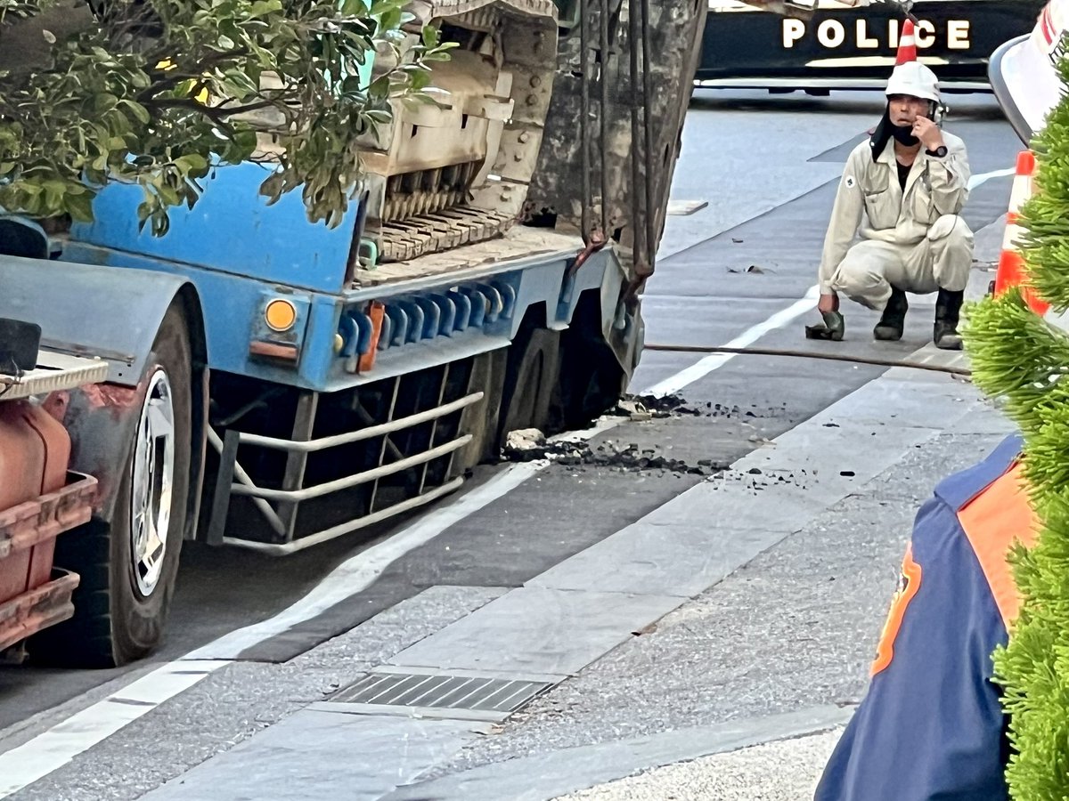 landlord373's tweet photo. 宜野湾コンベンションシティ横の道路���トレーラーの重さで道路陥没。大渋滞と通行止めで何かと思いました。
見るからに重そうなものを積んでいるトレーラー。積載量オーバーなのか、この間の台風で道路がダメージ受けていたのか。怪我人はいなそうで良かったですね
#事故　#道路陥没 https://t.co/LQsPYhSVNP
