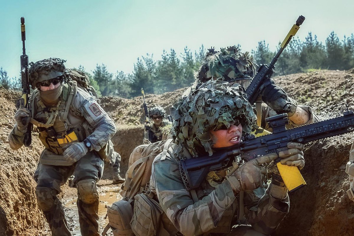 armeedeTerre's tweet photo. 🗳 Élisez votre #PhotoDeLaSemaine !

1⃣ #RéservistesOps Remise de béret au @3eHussards
2⃣ #SoldatsDeLaNation Mission de surveillance  @DAMAN_UNIFIL_FR au Liban
3⃣ #SoldatsOps En mode combat tactique avec la @LegionEtrangere
4⃣ #ToujoursEtPartout Au feu avec les @PompiersParis 
👇 https://t.co/wJp51eg8Zv