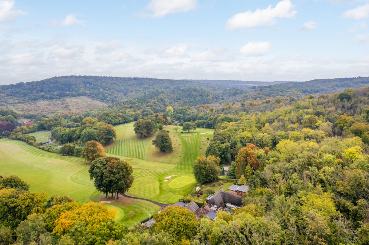 Introducing Greenways 🌲

A 16th-century three-bedroom cottage with modern annexe accommodation and panoramic views, situated at the top of the Chiltern Hills and overlooking Whiteleaf Golf Course ⛳

📍 Whiteleaf, Princes Risborough, Bucks.

Take a look > ow.ly/6SwX50Pxkxc