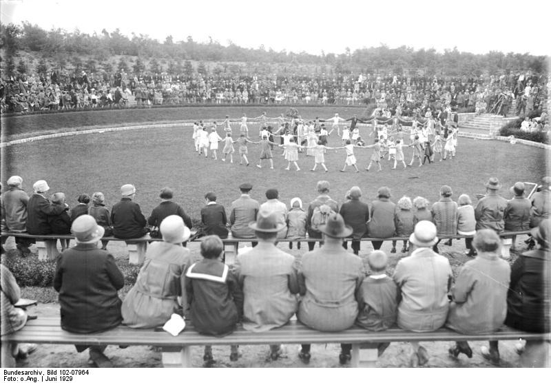 1929 Berliner Volkspark Rehberge: kleine Tanzperformance. Revival beim Festival «Tanz im August» unter dem Label Tanz und Ökologie, Serie von Outdoor-Choreos, Start heute 14 Uhr Park am Gleisdreieck. Wetter spielt mit - auf ins Grüne! Pics Wikicommons Bundesarchiv + Freudenfett