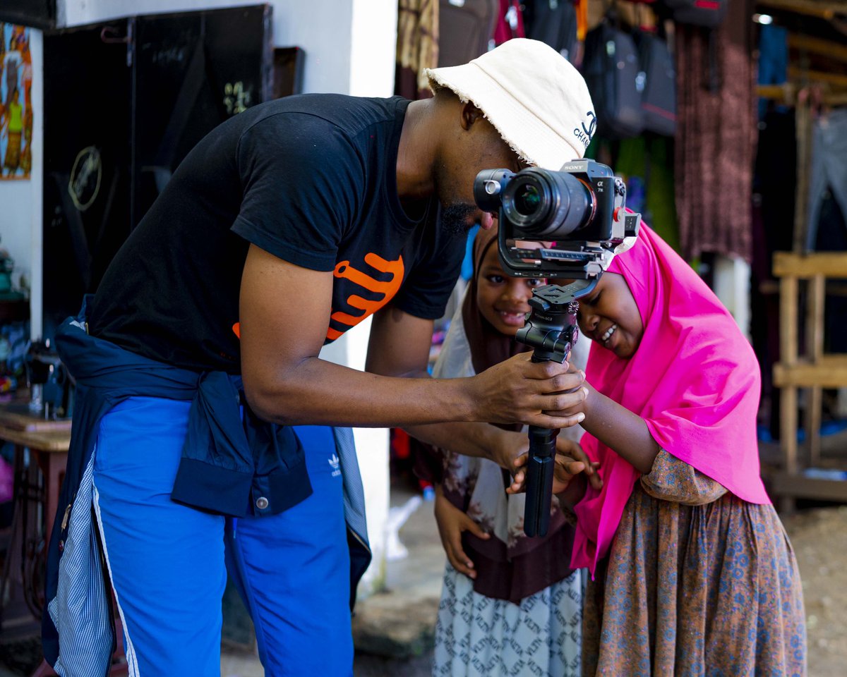 #InternationalYouthDay It's important for parents to find balance between allowing their children to explore and learn with technology while also setting limits and ensuring their safety online. Open communication and monitoring 👦🏾👦🏾📹
#Sautizao #hakizakidijitali #Mitandaonasisi