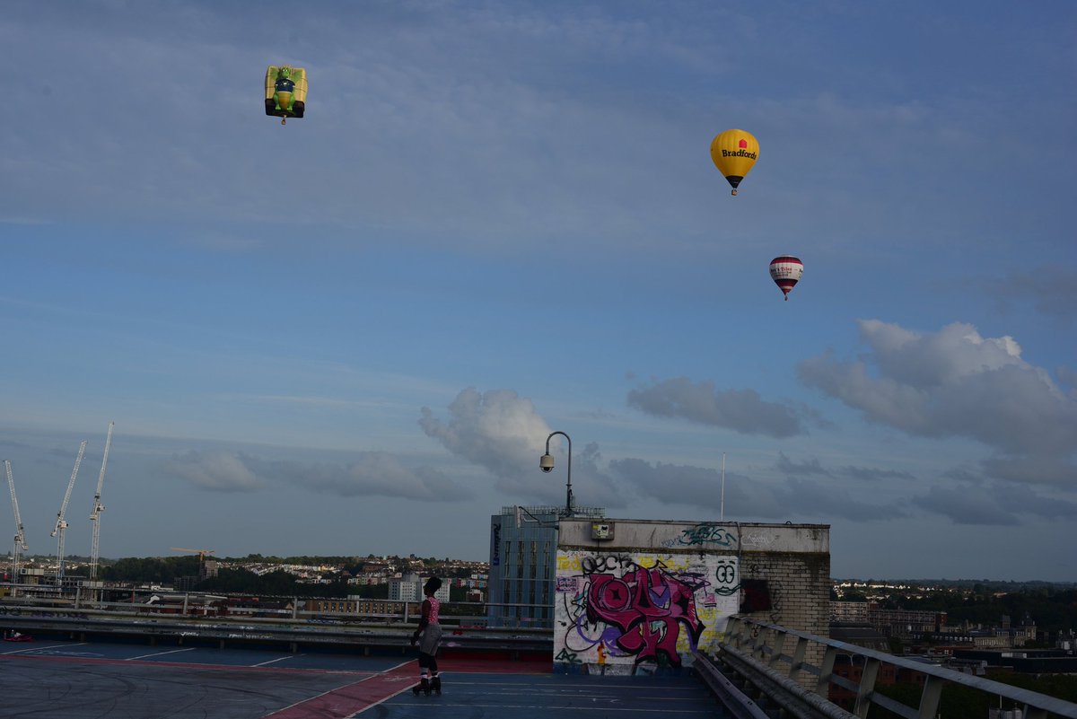 JamesHawke17's tweet photo. @bristolballoon last evening's ascent from trenchard street https://t.co/KSP81uTtog