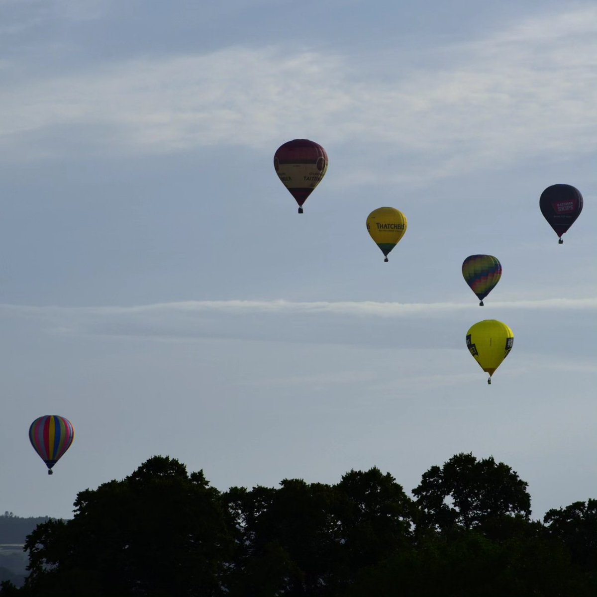 JamesHawke17's tweet photo. @bristolballoon last evening's ascent from trenchard street https://t.co/KSP81uTtog