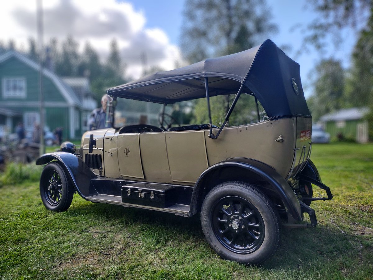 tuijamh's tweet photo. Hämeenkyrön Heinijärven Mörinöitä. Ilahduttavan paljon kalustoa ja katsojia. #Hämeenkyrö #mobilia #traktori #museoauto #harrasteauto #mörinät #maaseutu #hevonen #hevosvoima https://t.co/2Xm3dEePJF