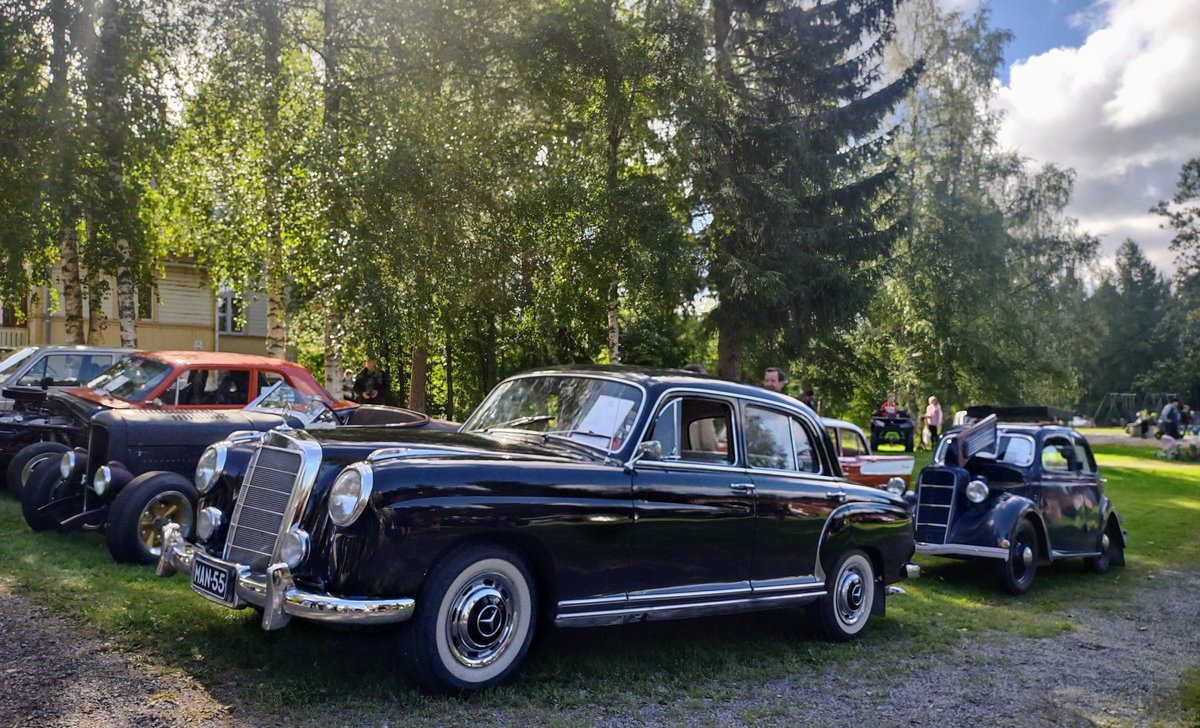 tuijamh's tweet photo. Hämeenkyrön Heinijärven Mörinöitä. Ilahduttavan paljon kalustoa ja katsojia. #Hämeenkyrö #mobilia #traktori #museoauto #harrasteauto #mörinät #maaseutu #hevonen #hevosvoima https://t.co/2Xm3dEePJF