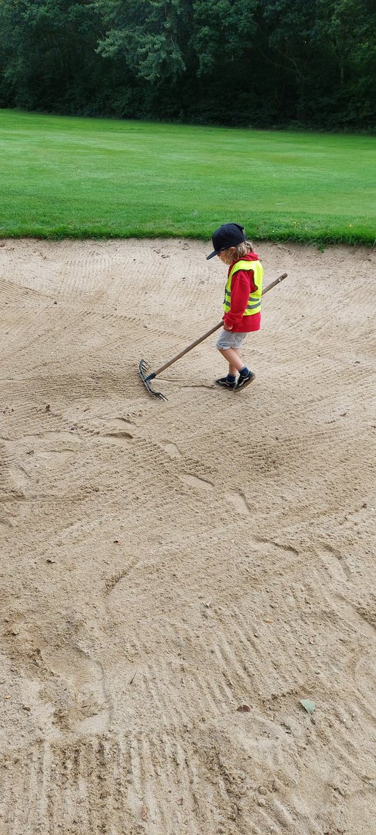KeepingGreens88's tweet photo. After another long, hard, but successful maintenance week @BulburyWoodsGC. Thought it would be best to bring in an extra pair of hands to help out over the weekend! #startthemearly #footprintsidontmindraking https://t.co/k376H7oTWe