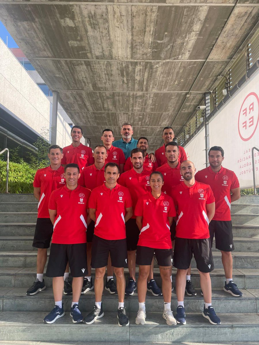 🅰️rbitros @rfaf

💪🏽 Estos son los árbitros de primera y segunda de fútbol sala que están realizando las pruebas físicas y técnicas en Las Rozas este fin de semana.

📝 También está la representante andaluza en el proyecto de la primera femenina de futbol sala.

#ArbitrosRFAF