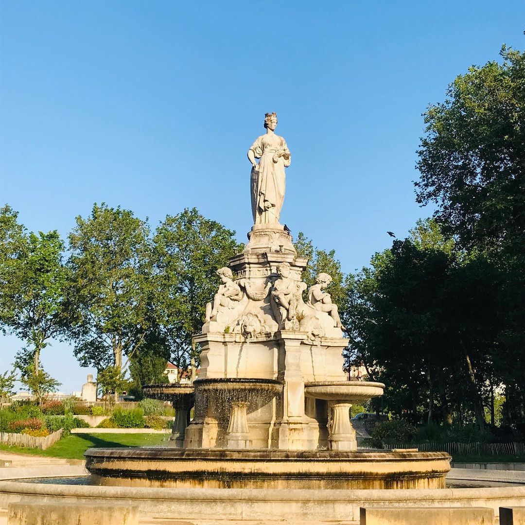 OnlyLyon's tweet photo. À la découverte des jolies places de #Lyon !
🚶♂️Place du Change avec @madeinsoline
😌 Place Fernand Rey avec @_elizetthe_
⛲ Place du Maréchal-Lyautey avec @atelierdusourcil_lyon6
✨ Place Saint-Jean avec @laura_hayek_photographer
#visitlyon https://t.co/uSiNfFnM0n