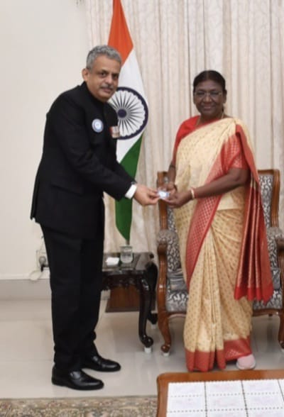 BcasHq's tweet photo. Mr. Zulfiquar Hasan, Director General, BCAS had the privilege of meeting Hon'ble President of India Smt. Droupadi Murmu Ji. He also presented badge of Aviation Security Culture Week during this esteemed occasion. #SeeitSayitSecureit @rashtrapatibhvn
@JM_Scindia @Pib_MoCA https://t.co/yJfNoDKw8C