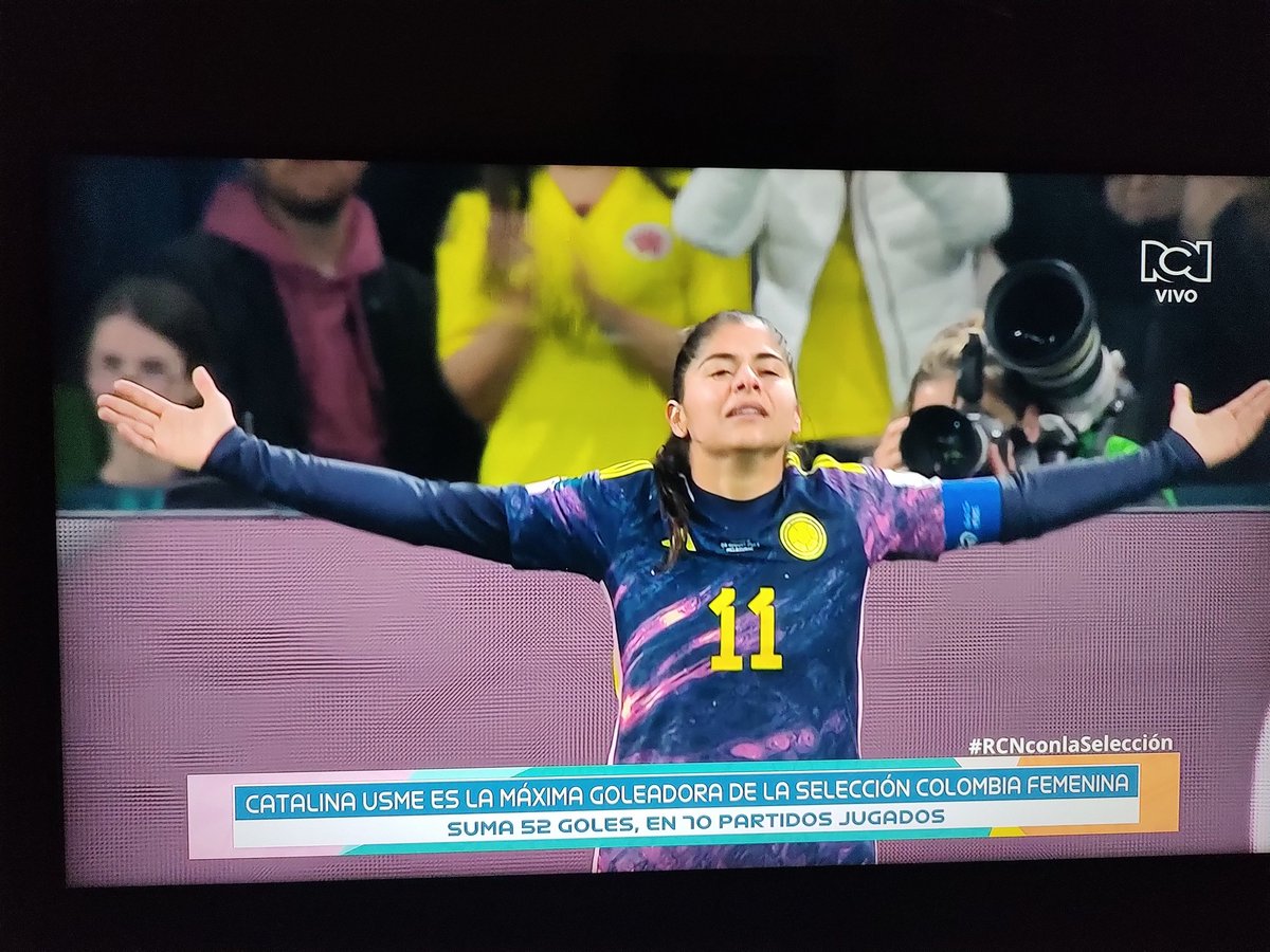 decd1980's tweet photo. Así con los brazos abiertos recibiendo el apoyo de todos los colombianos. #RCNconlaSeleccion vamos Colombia @CanalRCN @DeportesRCN desde Facatativá https://t.co/sJ5M6AQJ2g