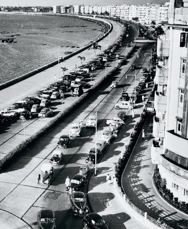 mumbaiheritage's tweet photo. Marine Drive in the 1940s or 50s taken by A.L Syed. 
A cricket match is probably the reason for the unusually large number of cars. https://t.co/K8stAxE7As