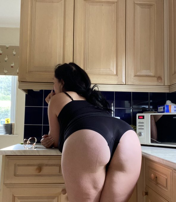 Scruffy hair, making breakfast, who likes the view? Retweet if you&rsquo;d eat me for breakfast! 🍑 https://t<a href="/tag/messy"class="tags"><span>#messy</span></a><a href="/tag/wam"class="tags"><span>#wam</span></a><a href="/tag/sploshing"class="tags"><span>#sploshing</span></a><a href="/tag/skypeshow"class="tags"><span>#skypeshow</span></a><a href="/tag/custard"class="tags"><span>#custard</span></a><a href="/tag/g"class="tags"><span>#g</span></a>