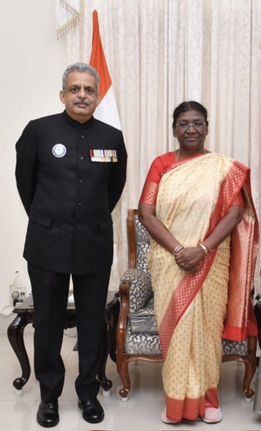 BcasHq's tweet photo. Mr. Zulfiquar Hasan, Director General, BCAS had the privilege of meeting Hon'ble President of India Smt. Droupadi Murmu Ji. He also presented badge of Aviation Security Culture Week during this esteemed occasion. #SeeitSayitSecureit @rashtrapatibhvn
@JM_Scindia @Pib_MoCA https://t.co/yJfNoDKw8C