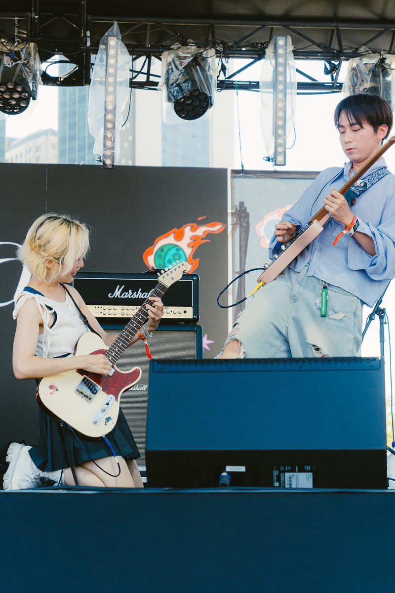 mytinylake's tweet image. 쥬님 필살기 "무릎 꿇기" 에 화답하는 
닾님의 &amp;gt;냅다 누워버리기&amp;lt;ㅋㅋㅋㅋ

230804 Pentaport Rock Festival #cotoba