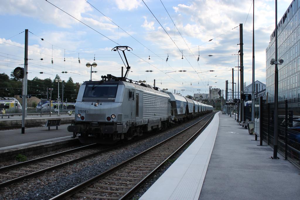 lejeunedutrain's tweet photo. Le train @GroupeSoufflet effectué par #CFLCargo reliant Mulhouse-Nord a Brazey en Plaine durant son passage à Besançon-Viotte ce matin. https://t.co/rlJ3FW5gfR