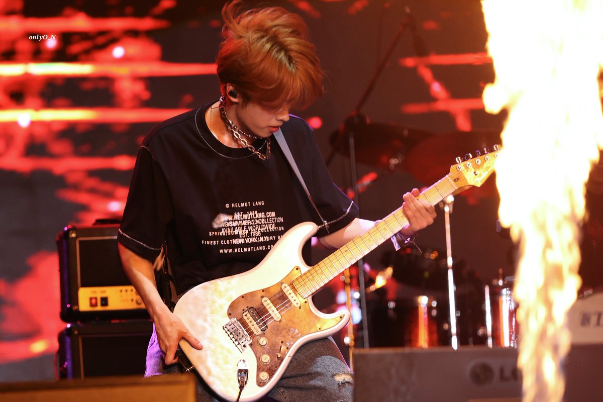 230811 jumf 전주 페스티벌

불기둥 속에서도 굴하지 않는 것이 진짜 남자이자 락스타…

#XdinaryHeroes #Gaon #엑스디너리히어로즈 #가온 #곽지석