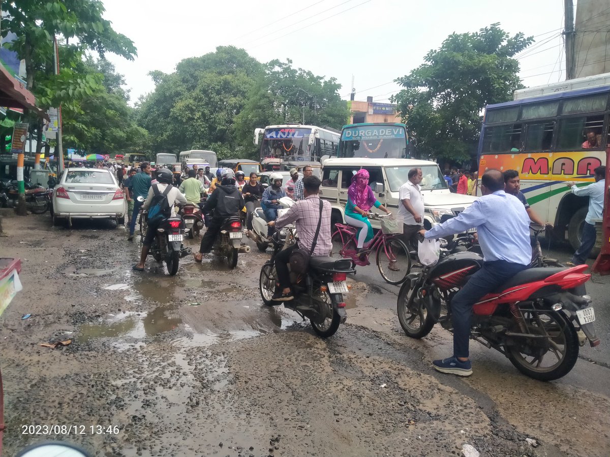 HelloBrahmapur's tweet photo. @SP_BERHAMPUR @STAOdisha 
Is this your traffic management at brahmapur City?There is no single traffic police who are ready to manage &amp; clear the traffic.The prblm of New bus stand road r frm so,many years but no steps has been taken,plz do the resolution asap #odisha #berhampur https://t.co/VXvRjjaFOM