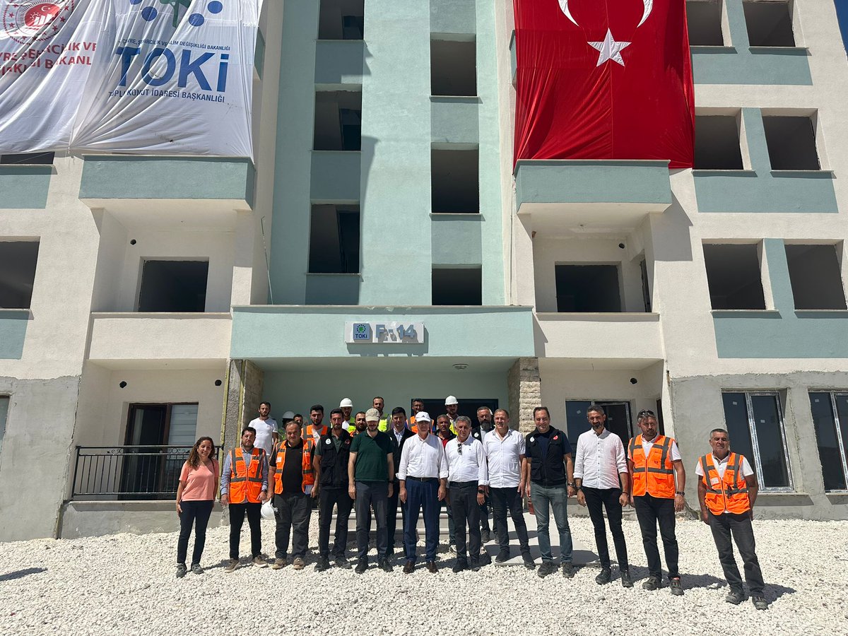 Toki_Kurumsal's tweet photo. 📍 Gaziantep

TOKİ Başkanımız Ömer Bulut ve beraberindeki heyet,
Gaziantep Şehitkamil ilçesi Kuzeyşehir bölgesinde etaplar halinde inşaatı hızla devam eden deprem konutlarımızın şantiyelerinde incelemelerde bulundu. https://t.co/14RPR7FWOl