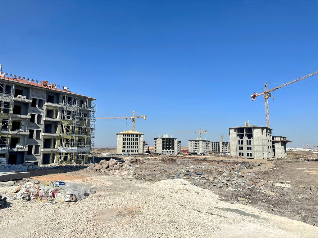 Toki_Kurumsal's tweet photo. 📍 Gaziantep

TOKİ Başkanımız Ömer Bulut ve beraberindeki heyet,
Gaziantep Şehitkamil ilçesi Kuzeyşehir bölgesinde etaplar halinde inşaatı hızla devam eden deprem konutlarımızın şantiyelerinde incelemelerde bulundu. https://t.co/14RPR7FWOl