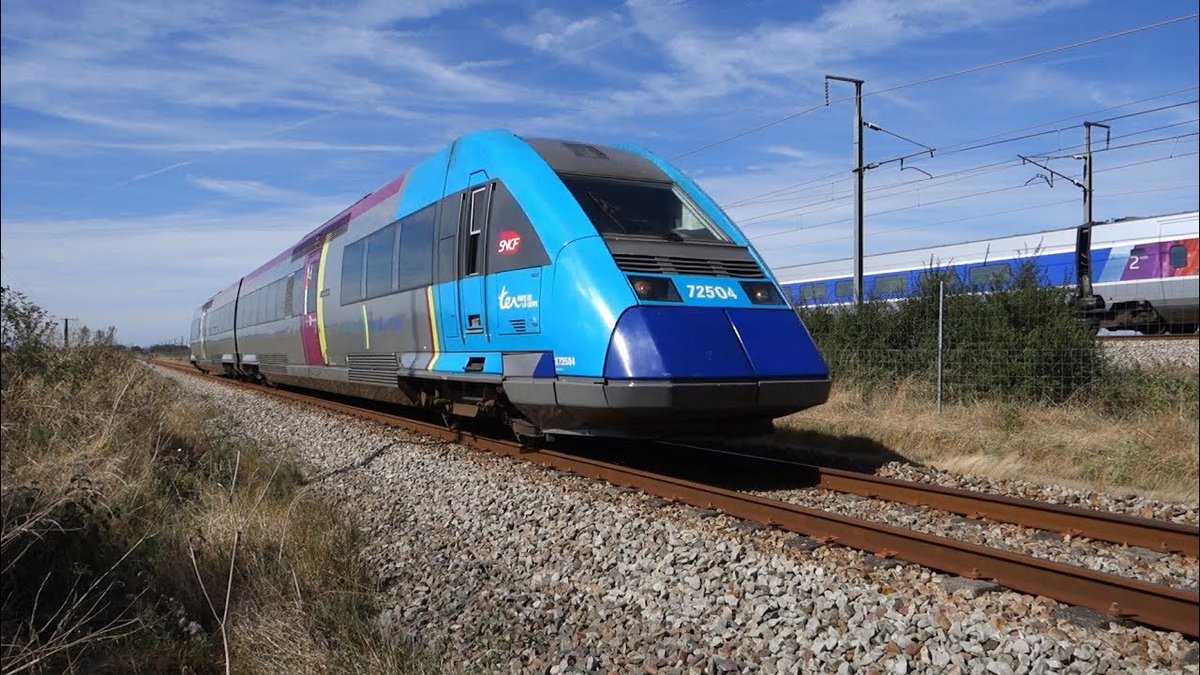 CheminsdeFerTC's tweet photo. Un #X72500 assure une liaison #TER entre Paris-Austerlitz et Vendôme par Châteaudun. La voie qu'il emprunte entre #Auneau et #Voves longe la #LGV Atlantique sur laquelle #TGV file à toute allure.
Source précisée dans le message suivant.
https://t.co/m9aAMmHsYq https://t.co/aw5Im7J3DM