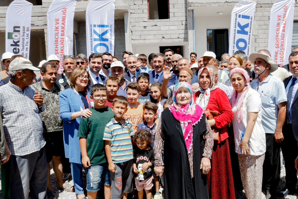 Gaziantep Nurdağı’nda afet koordinasyon toplantımızı gerçekleştirerek depremden etkilenen vatandaşlarımızla bir araya geldik.

Depremin yaralarını hep birlikte sarıyor, geleceğe umutla bakıyoruz.

Deprem bölgesinde; kalıcı konutların inşası, alt yapının geliştirilmesi ile